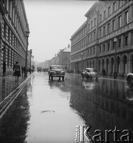 Lata 50., Warszawa, Polska.
Ul. Krakowskie Przedmieście.
Fot. Irena Jarosińska, zbiory Ośrodka KARTA