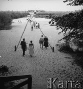 Lata 50.-60., Warszawa, Polska.
Warszawiacy idą w kierunku dworca wodnego.
Fot. Irena Jarosińska, zbiory Ośrodka KARTA