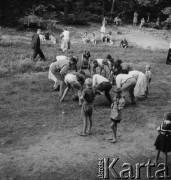 Lata 50.-60., Warszawa, Polska.
Okolice dworca wodnego - zabawa dzieci i dorosłych.
Fot. Irena Jarosińska, zbiory Ośrodka KARTA