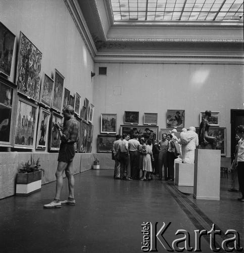 31.07.1955 - 4.08.1955, Warszawa, Polska.
V Światowy Festiwal Młodzieży i Studentów o Pokój i Przyjaźń. Uczestnicy festiwalu w Zachęcie, gdzie otwarto Międzynarodową Wystawę Sztuki Młodych.
Fot. Irena Jarosińska, zbiory Ośrodka KARTA