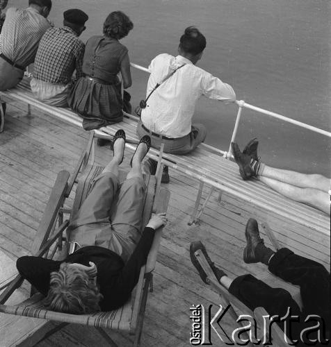 Lata 50.-60., Polska.
Rejs po Wiśle.
Fot. Irena Jarosińska, zbiory Ośrodka KARTA