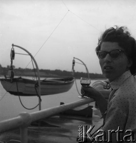 Lata 50.-60., Polska.
Rejs po Wiśle.
Fot. Irena Jarosińska, zbiory Ośrodka KARTA