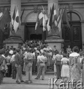 31.07.1955 - 4.08.1955, Warszawa, Polska.
V Światowy Festiwal Młodzieży i Studentów o Pokój i Przyjaźń. Uczestnicy festiwalu przed Zachętą, gdzie otwarto Międzynarodową Wystawę Sztuki Młodych.
Fot. Irena Jarosińska, zbiory Ośrodka KARTA