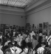 31.07.1955 - 4.08.1955, Warszawa, Polska.
V Światowy Festiwal Młodzieży i Studentów o Pokój i Przyjaźń. Uczestnicy festiwalu w Zachęcie, gdzie otwarto Międzynarodową Wystawę Sztuki Młodych.
Fot. Irena Jarosińska, zbiory Ośrodka KARTA