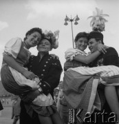 31.07.1955 - 4.08.1955, Warszawa, Polska.
V Światowy Festiwal Młodzieży i Studentów o Pokój i Przyjaźń. Uczestnicy festiwalu - górnicy z kobietami w strojach ludowych.
Fot. Irena Jarosińska, zbiory Ośrodka KARTA