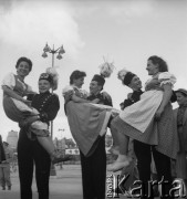 31.07.1955 - 4.08.1955, Warszawa, Polska.
V Światowy Festiwal Młodzieży i Studentów o Pokój i Przyjaźń. Uczestnicy festiwalu - górnicy z kobietami w strojach ludowych.
Fot. Irena Jarosińska, zbiory Ośrodka KARTA