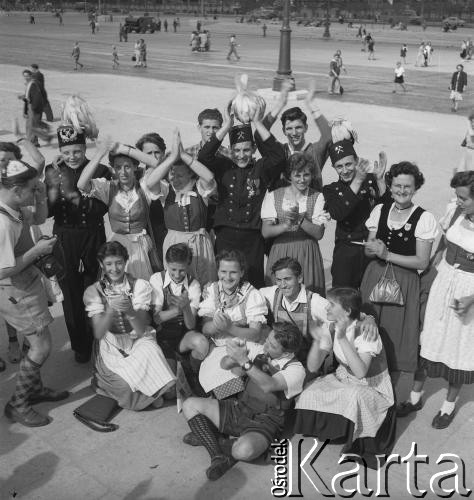 31.07.1955 - 4.08.1955, Warszawa, Polska.
V Światowy Festiwal Młodzieży i Studentów o Pokój i Przyjaźń. Uczestnicy festiwalu - górnicy z kobietami w strojach ludowych.
Fot. Irena Jarosińska, zbiory Ośrodka KARTA