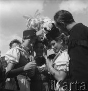 31.07.1955 - 4.08.1955, Warszawa, Polska.
V Światowy Festiwal Młodzieży i Studentów o Pokój i Przyjaźń. Uczestnicy festiwalu - górnicy z kobietami w strojach ludowych.
Fot. Irena Jarosińska, zbiory Ośrodka KARTA