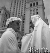 31.07.1955 - 4.08.1955, Warszawa, Polska.
V Światowy Festiwal Młodzieży i Studentów o Pokój i Przyjaźń. Uczestnicy festiwalu, w głębi Pałac Kultury i Nauki.
Fot. Irena Jarosińska, zbiory Ośrodka KARTA