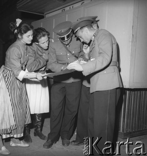 31.07.1955 - 4.08.1955, Warszawa, Polska.
V Światowy Festiwal Młodzieży i Studentów o Pokój i Przyjaźń. Uczestnicy festiwalu w rozmowie z milicjantami.
Fot. Irena Jarosińska, zbiory Ośrodka KARTA