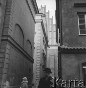 Lata 60., Warszawa, Polska.
Architekt Jan Zachwatowicz - generalny konserwator zabytków w latach 1945-1957. Za nim Archikatedra św. Jana Chrzciciela.
Fot. Irena Jarosińska, zbiory Ośrodka KARTA