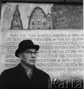 Lata 60., Warszawa, Polska.
Architekt Jan Zachwatowicz - generalny konserwator zabytków w latach 1945-1957. Za nim tablica wmurowana w ścianę Archikatedry św. Jana Chrzciciela.
Fot. Irena Jarosińska, zbiory Ośrodka KARTA