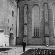 Lata 60., Warszawa, Polska.
Architekt Jan Zachwatowicz - generalny konserwator zabytków w latach 1945-1957. Za nim Archikatedra św. Jana Chrzciciela.
Fot. Irena Jarosińska, zbiory Ośrodka KARTA