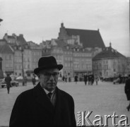 Lata 60., Warszawa, Polska.
Architekt Jan Zachwatowicz - generalny konserwator zabytków w latach 1945-1957. W tle Plac Zamkowy.
Fot. Irena Jarosińska, zbiory Ośrodka KARTA