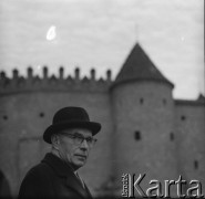 Lata 60., Warszawa, Polska.
Architekt Jan Zachwatowicz - generalny konserwator zabytków w latach 1945-1957. W tle widać Barbakan.
Fot. Irena Jarosińska, zbiory Ośrodka KARTA