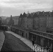 Lata 60., Warszawa, Polska.
Architekt Jan Zachwatowicz - generalny konserwator zabytków w latach 1945-1957 - spaceruje przy Barbakanie.
Fot. Irena Jarosińska, zbiory Ośrodka KARTA