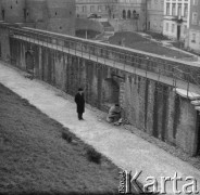 Lata 60., Warszawa, Polska.
Architekt Jan Zachwatowicz - generalny konserwator zabytków w latach 1945-1957 - spaceruje przy Barbakanie.
Fot. Irena Jarosińska, zbiory Ośrodka KARTA