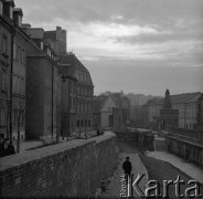 Lata 60., Warszawa, Polska.
Architekt Jan Zachwatowicz - generalny konserwator zabytków w latach 1945-1957 - spaceruje przy Barbakanie.
Fot. Irena Jarosińska, zbiory Ośrodka KARTA