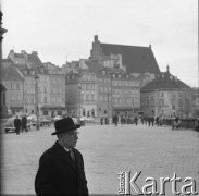 Lata 60., Warszawa, Polska.
Architekt Jan Zachwatowicz - generalny konserwator zabytków w latach 1945-1957. W tle Plac Zamkowy.
Fot. Irena Jarosińska, zbiory Ośrodka KARTA