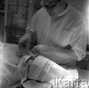 Lata 60. lub 70., Polska.
Operacja na oddziale laryngologii.
Fot. Irena Jarosińska, zbiory Ośrodka KARTA