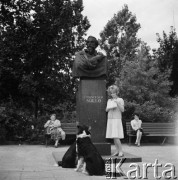 Lata 60., Warszawa, Polska.
Żona aktora i piosenkarza Jerzego Michotka przy pomniku Francesca Nulla u zbiegu ulic Frascati, Senackiej i Nulla.
Fot. Irena Jarosińska, zbiory Ośrodka KARTA
