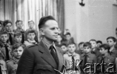 Lata 50., Warszawa, Polska.
Uroczystość złożenia przysięgi harcerskiej w szkole na Żoliborzu z udziałem Marka Jarosińskiego - syna fotografki Ireny Jarosińskiej.
Fot. Irena Jarosińska, zbiory Ośrodka KARTA