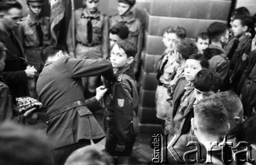 Lata 50., Warszawa, Polska.
Uroczystość złożenia przysięgi harcerskiej w szkole na Żoliborzu z udziałem Marka Jarosińskiego (w środku kadru) - syna fotografki Ireny Jarosińskiej.
Fot. Irena Jarosińska, zbiory Ośrodka KARTA
