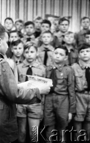 Lata 50., Warszawa, Polska.
Uroczystość złożenia przysięgi harcerskiej w szkole na Żoliborzu z udziałem Marka Jarosińskiego - syna fotografki Ireny Jarosińskiej.
Fot. Irena Jarosińska, zbiory Ośrodka KARTA
