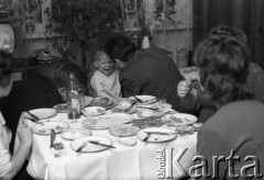 Lata 50., lub 60., Warszawa, Polska.
Rodzina cioci fotografki Ireny Jarosińskiej.
Fot. Irena Jarosińska, zbiory Ośrodka KARTA