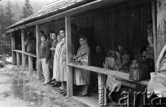 Lata 50., Polska.
Schronisko PTTK nad Morskim Okiem. Grupa osób czekająca na autobus.
Fot. Irena Jarosińska, Stanisław Pieniążek, zbiory Ośrodka KARTA Lata 50.