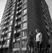 Lata 60. lub 70., Warszawa, Polska.
Dorota Waligórska (z prawej) i Hanna Roguska - koleżanki Marka Jarosińskiego - syna fotografki Ireny Jarosińskiej.
Fot. Irena Jarosińska, zbiory Ośrodka KARTA