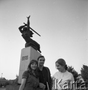 Lata 60. lub 70., Warszawa, Polska.
Marek Jarosiński - syn fotografki Ireny Jarosińskiej - z koleżankami Dorotą Waligórską (z prawej) i Hanną Roguską - na Placu Teatralnym przy pomniku Nike. 
Fot. Irena Jarosińska, zbiory Ośrodka KARTA

