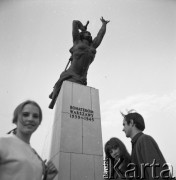 Lata 60. lub 70., Warszawa, Polska.
Marek Jarosiński - syn fotografki Ireny Jarosińskiej - z koleżankami Dorotą Waligórską (z lewej) i Hanną Roguską - na Placu Teatralnym przy pomniku Nike. 
Fot. Irena Jarosińska, zbiory Ośrodka KARTA

