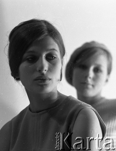 Lata 60. lub 70., Polska.
Kobiety.
Fot. Irena Jarosińska, zbiory Ośrodka KARTA