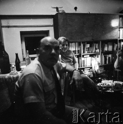 Lata 50. lub 60., Warszawa, Polska.
Spotkanie pracowni fotografki Ireny Jarosińskiej na ulicy Świerczewskiego 95/99 m. 10a (dziś aleja Solidarności). 
Fot. Irena Jarosińska, zbiory Ośrodka KARTA