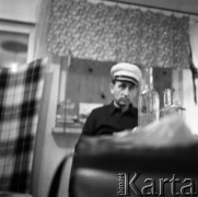 Lata 50. lub 60., Polska.
Stanisław Pieniążek - mąż fotografki Ireny Jarosińskiej - w mieszkaniu Leonida Teligi.
Fot. Irena Jarosińska, zbiory Ośrodka KARTA