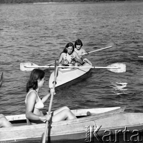 Lata 70., Polska.
Spływ kajakowy.
Fot. Irena Jarosińska, zbiory Ośrodka KARTA