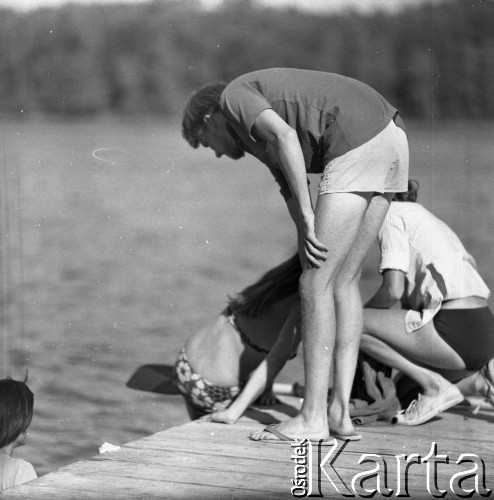 Lata 70., Polska.
Osoby na pomoście.
Fot. Irena Jarosińska, zbiory Ośrodka KARTA