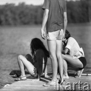 Lata 70., Polska.
Osoby na pomoście.
Fot. Irena Jarosińska, zbiory Ośrodka KARTA