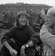 Lata 70., Warszawa, Polska.
Plac Teatralny - ujęcie w kierunku zachodnim. W tle kamienica Petiscusa na ulicy Wierzbowej 11.
Fot. Irena Jarosińska, zbiory Ośrodka KARTA