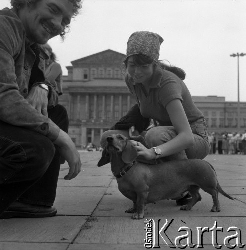 Lata 70., Warszawa, Polska.
Plac Teatralny. W tle Teatr Wielki.
Fot. Irena Jarosińska, zbiory Ośrodka KARTA