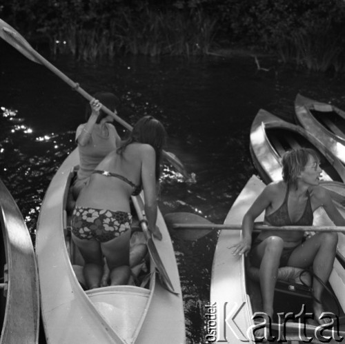 Lata 70., Polska.
Spływ kajakowy.
Fot. Irena Jarosińska, zbiory Ośrodka KARTA