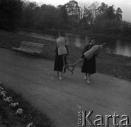 1959, Otwock Wielki, Polska.
Dziewczęta z zakładu poprawczego na wyspie Rokola.
Fot. Irena Jarosińska, zbiory Ośrodka KARTA

