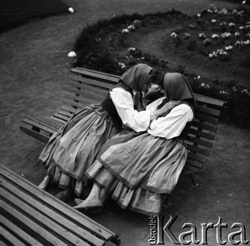 1959, Otwock Wielki, Polska.
Dziewczęta z zakładu poprawczego na wyspie Rokola.
Fot. Irena Jarosińska, zbiory Ośrodka KARTA