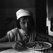 1959, Otwock Wielki, Polska.
Dziewczynka z zakładu poprawczego na wyspie Rokola.
Fot. Irena Jarosińska, zbiory Ośrodka KARTA