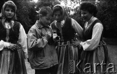 1959, Otwock Wielki, Polska.
Dziewczęta z zakładu poprawczego na wyspie Rokola oraz Marek Jarosiński - syn fotografki Ireny Jarosińskiej.
Fot. Irena Jarosińska, zbiory Ośrodka KARTA