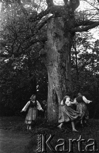 1959, Otwock Wielki, Polska.
Dziewczęta z zakładu poprawczego na wyspie Rokola.
Fot. Irena Jarosińska, zbiory Ośrodka KARTA