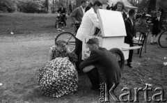 1959, Otwock Wielki, Polska.
Dziewczęta z zakładu poprawczego na wyspie Rokola.
Fot. Irena Jarosińska, zbiory Ośrodka KARTA