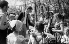 1959, Otwock Wielki, Polska.
Dziewczęta z zakładu poprawczego na wyspie Rokola.
Fot. Irena Jarosińska, zbiory Ośrodka KARTA