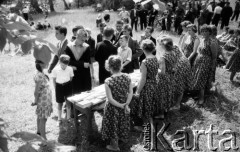 1959, Otwock Wielki, Polska.
Dziewczęta z zakładu poprawczego na wyspie Rokola.
Fot. Irena Jarosińska, zbiory Ośrodka KARTA